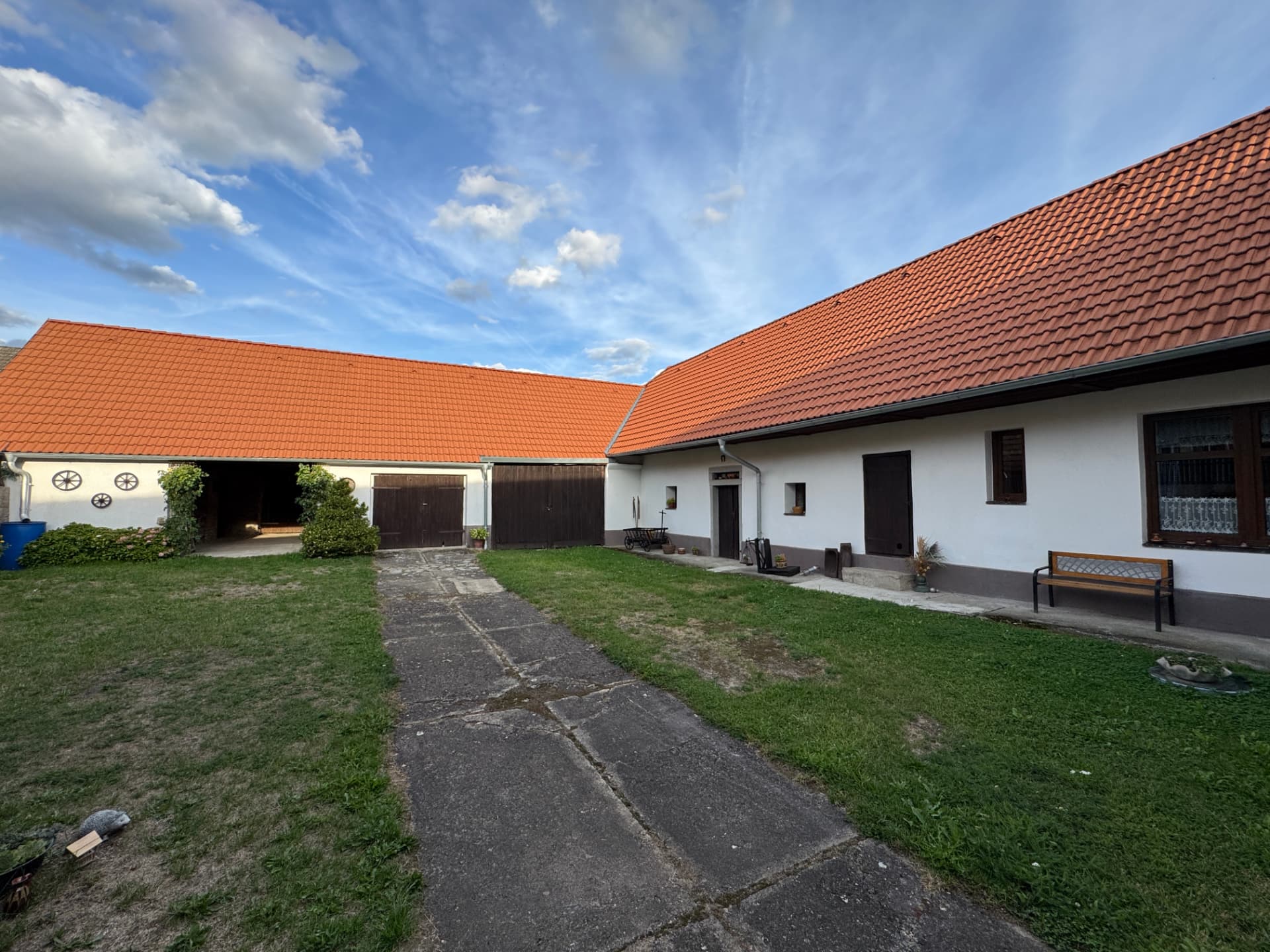 Hospodářské budovy a stodoly